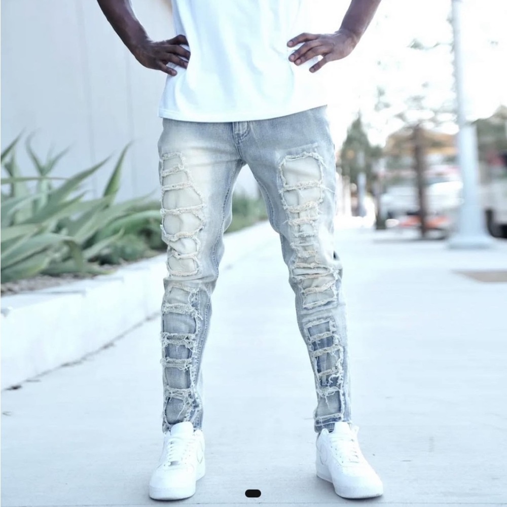 DISTRESSED DENIM JEANS